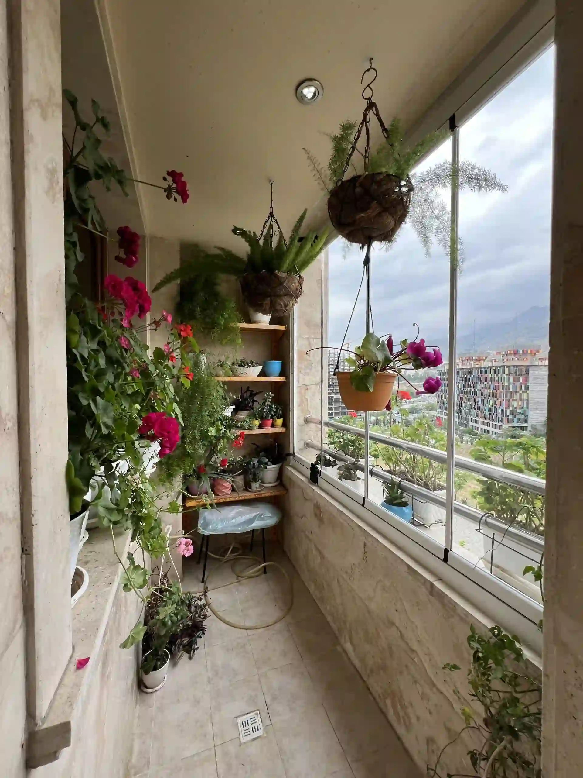شیشه بالکنی شفاف با پروفیل سفید برای طراحی مدرن و شیک