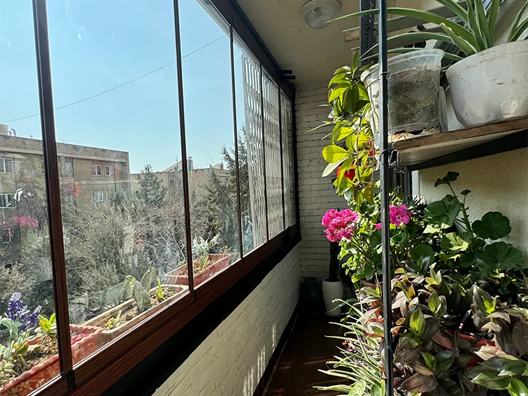 شیشه بالکنی شفاف با پروفیل طرح چوب برای جلوه‌ای طبیعی و مدرن