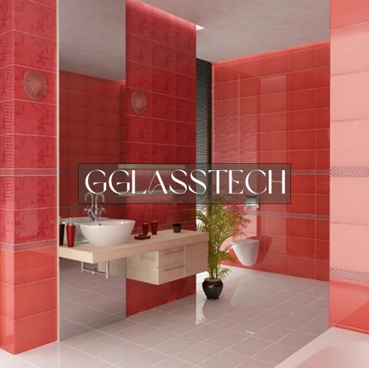 دیوار شیشه‌ای رنگی در سرویس بهداشتی