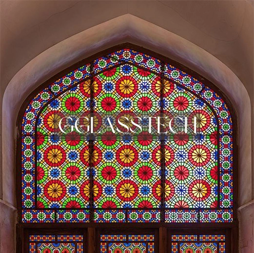 در شیشه بالکنی با نقاشی ویترای