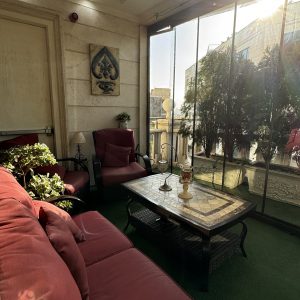 شیشه بالکنی خانه، جلوه‌ای شفاف و مدرن به بالکن می‌دهد و از آن در برابر باد و باران محافظت می‌کند.