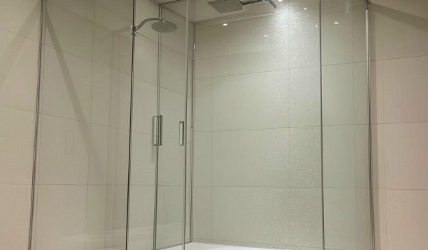کابین حمام شیشه‌ای بدون فریم با طراحی لوکس و مقاومت بالا